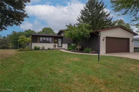 10299 Hunting Hills Ave NE, Hartville, OH 44632