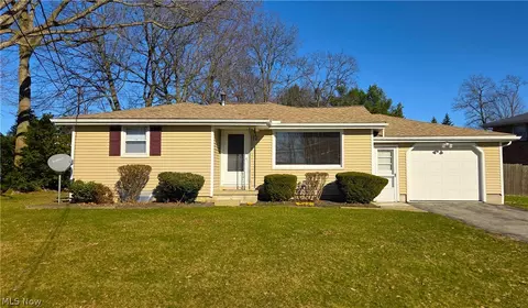 12 Sandy Dr, New Middletown, OH 44442