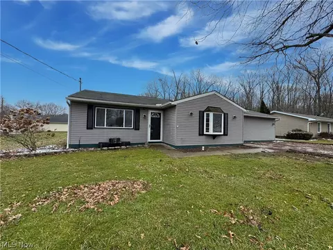 18066 Hillcrest Dr, Lake Milton, OH 44429