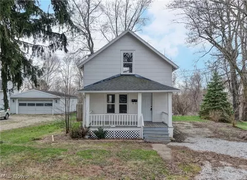 994 Perry Ave, Barberton, OH 44203