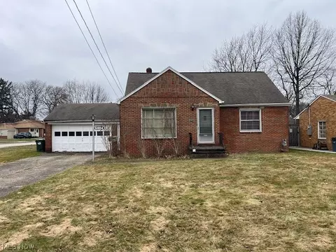 6004 Twin Lakes Dr, Parma, OH 44129