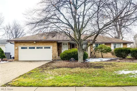 1196 N Skyline Dr, Seven Hills, OH 44131