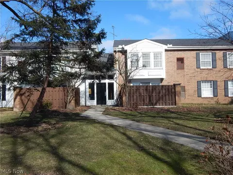 26179 Raintree Blvd #D8, Olmsted Falls, OH 44138