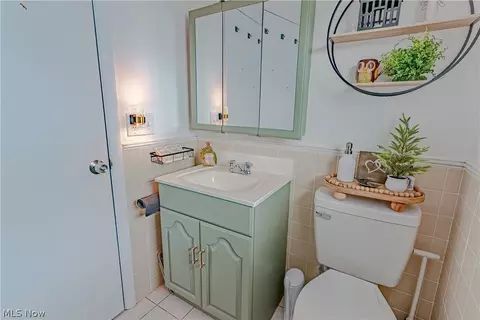 Bath - 835 Larkridge Ave, Boardman, OH 44512 photo 2 of 3