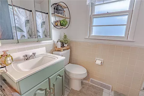 Bath - 835 Larkridge Ave, Boardman, OH 44512 photo 1 of 3