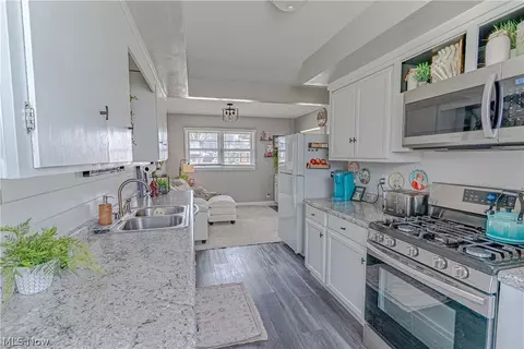 Kitchen - 835 Larkridge Ave, Boardman, OH 44512 photo 2 of 3