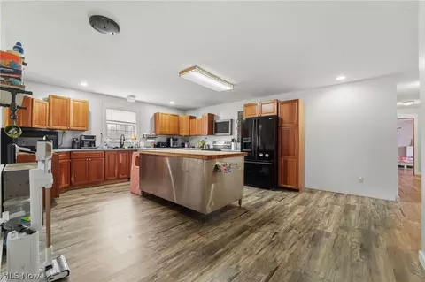 Kitchen - 3913 Ninevah Rd, Ashtabula, OH 44004 photo 1 of 3