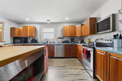 Kitchen - 3913 Ninevah Rd, Ashtabula, OH 44004 photo 2 of 3