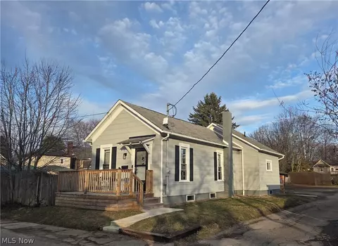 119 S Wallace St, Uhrichsville, OH 44683