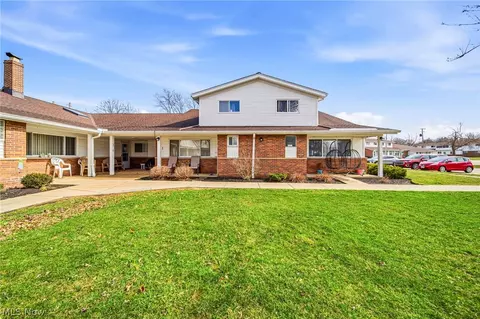 25520 Country Club Blvd #4, North Olmsted, OH 44070