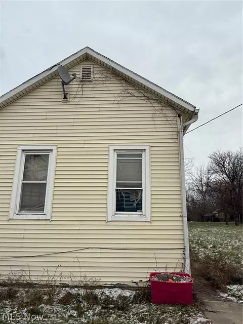 3325 E 49th St, Cleveland, OH 44127