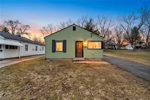 109 Forest Dr, Bedford, OH 44146