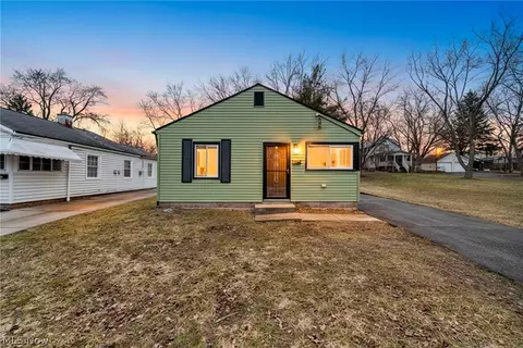 109 Forest Dr, Bedford, OH 44146