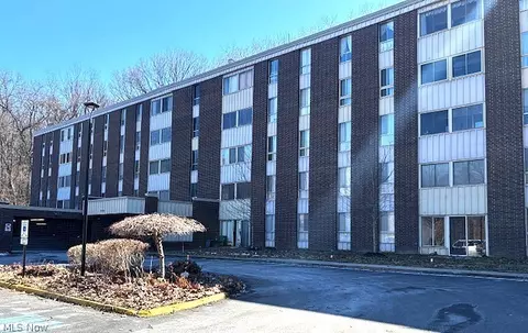 3068 Kent Rd, Stow, OH 44224