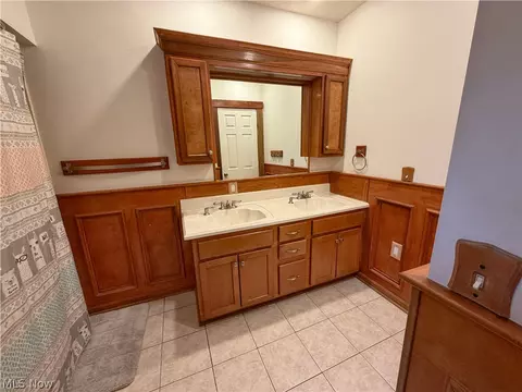 Bath - 355 Kenyon Ave, Elyria, OH 44035 photo 3 of 3