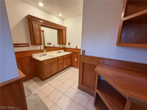 Bath - 355 Kenyon Ave, Elyria, OH 44035 photo 1 of 3