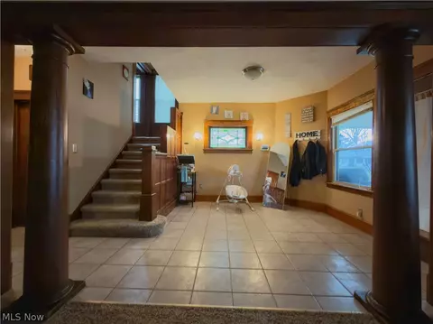 Entry Way - 355 Kenyon Ave, Elyria, OH 44035 photo 1 of 5