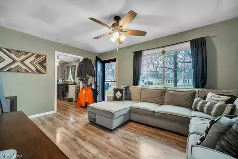 Entry Way - 4875 Marigold Rd, Mentor, OH 44060 photo 2 of 5