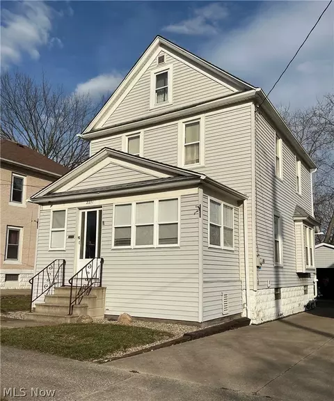 2271 5th St SW, Akron, OH 44314