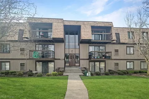9640 Cove Dr #A-36, North Royalton, OH 44133