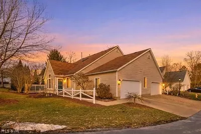 637 Hunters Trl, Akron, OH 44313