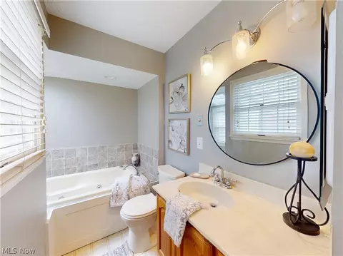 Bath - 8330 Paddock Ct, Mentor, OH 44060 photo 2 of 6