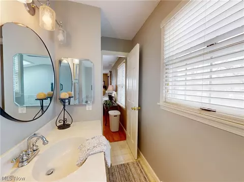 Bath - 8330 Paddock Ct, Mentor, OH 44060 photo 3 of 6