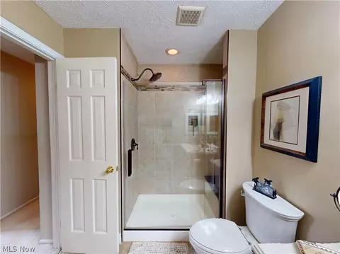 Bath - 8330 Paddock Ct, Mentor, OH 44060 photo 6 of 6