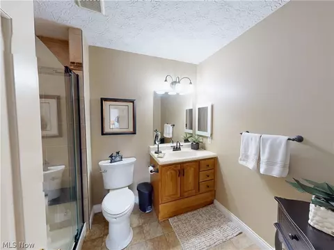 Bath - 8330 Paddock Ct, Mentor, OH 44060 photo 5 of 6