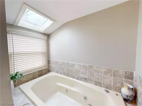 Bath - 8330 Paddock Ct, Mentor, OH 44060 photo 4 of 6