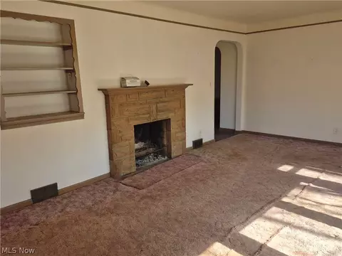 Living - 1093 E Schaaf Rd, Brooklyn Heights, OH 44131 photo 4 of 5