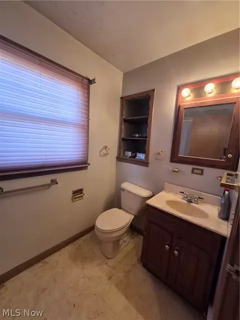 Bath - 1093 E Schaaf Rd, Brooklyn Heights, OH 44131 photo 2 of 2