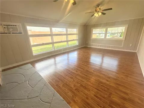 Living - 558 Lessig Ave, Springfield, OH 44312 photo 2 of 3