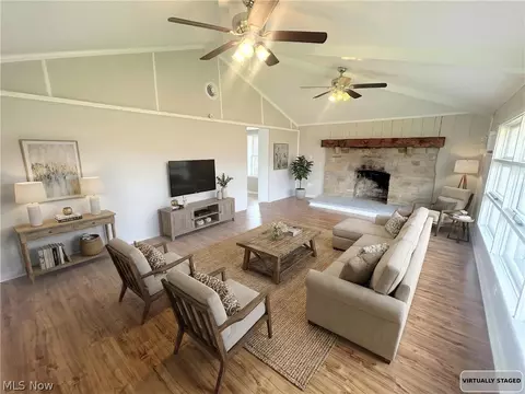 Living - 558 Lessig Ave, Springfield, OH 44312 photo 1 of 3