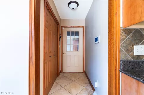 Entry Way - 195 Willow Bend Dr, Canfield, OH 44406 photo 4 of 8