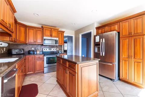 Kitchen - 195 Willow Bend Dr, Canfield, OH 44406 photo 2 of 3