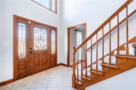 Entry Way - 195 Willow Bend Dr, Canfield, OH 44406 photo 2 of 8