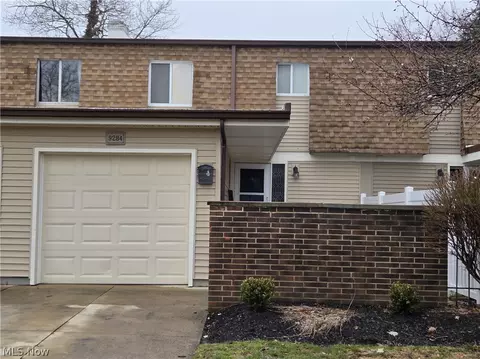 9284 Willow Ln, Olmsted Falls, OH 44138