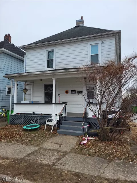 1027 Adams St, Coshocton, OH 43812