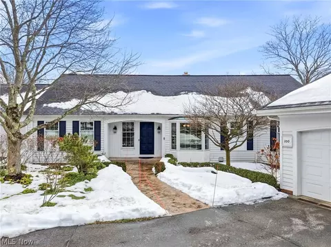 100 Manor Brook Dr, Chagrin Falls, OH 44022