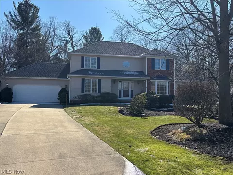 2904 Camelot Ct, Willoughby Hills, OH 44092