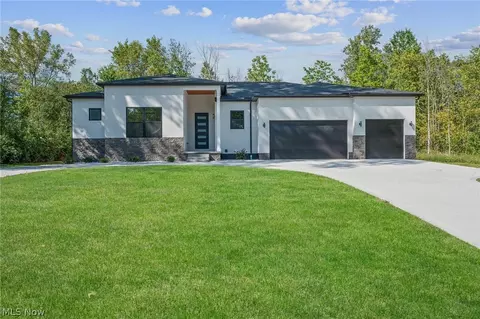 2069 Mattingly Rd, Hinckley, OH 44233