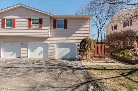 8747 Fox Rest Dr, Brecksville, OH 44141