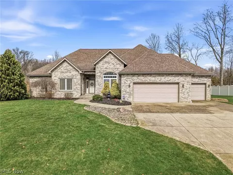105 Muirfield Dr SE, Howland, OH 44484
