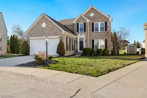 720 Jockeys Cir, Avon Lake, OH 44012