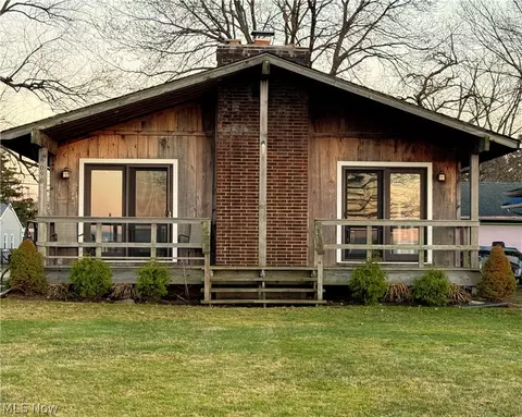 9090 Headlands Rd, Mentor, OH 44060