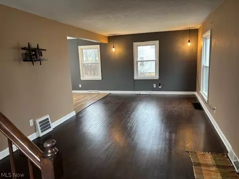 Living - 1009 E 6th St, Salem, OH 44460 photo 1 of 1
