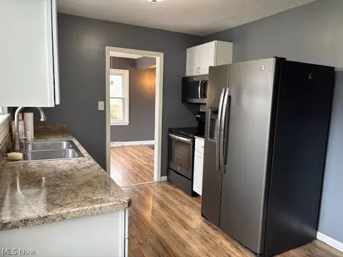 Kitchen - 1009 E 6th St, Salem, OH 44460 photo 2 of 2
