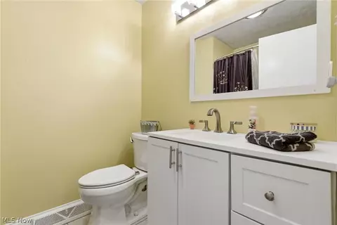 Bath - 132 Eldridge Rd, Aurora, OH 44202 photo 4 of 5