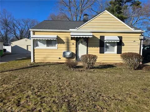 27 Grandmere Dr, Bedford, OH 44146